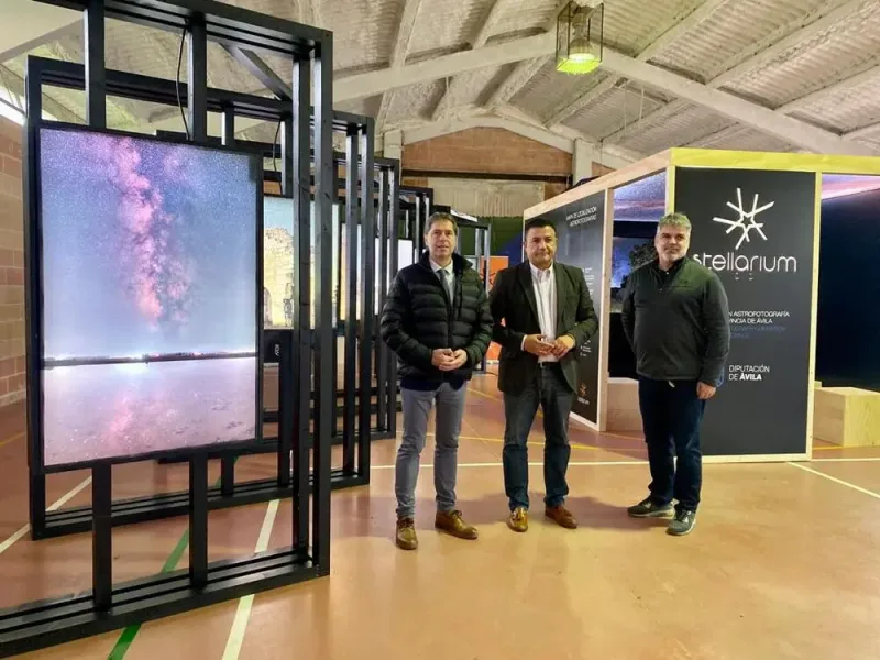 El Presidente de la Diputación, Carlos García, el Diputado de Turismo, Armando García y el coordinador de Stellarium Ávila, Roberto Rodríguez el día de la inaguración de la exposición