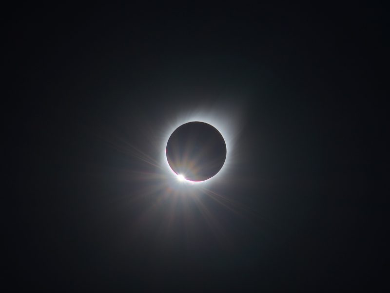 Eclipse solar total capturado por Óscar Martín Mesonero